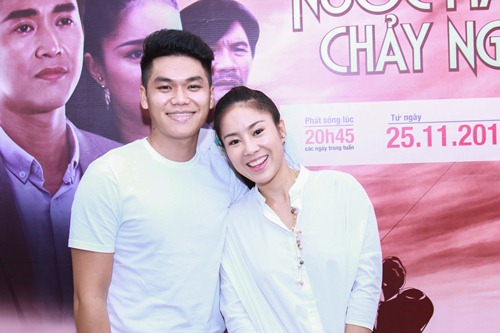 Chàng người yêu kém tuổi rạng rỡ quot;tháp tùngquot; Lê Phương đến buổi ra mắt phim - 6