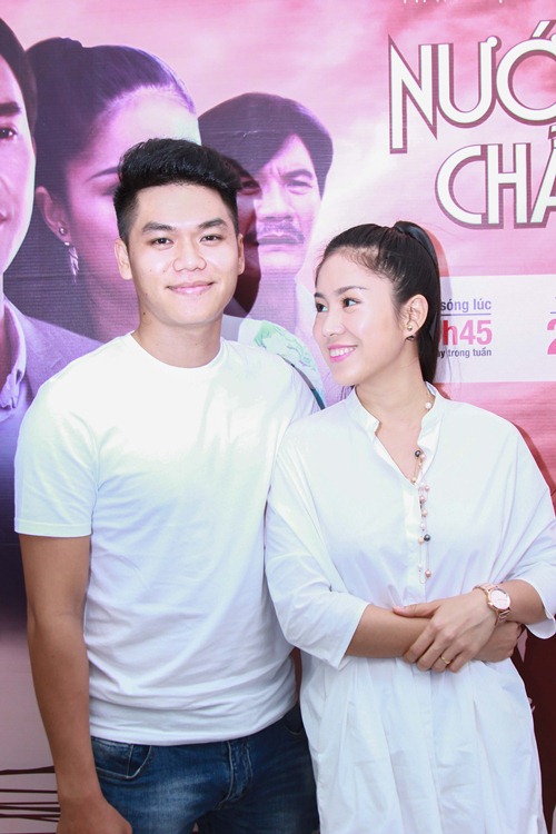 Chàng người yêu kém tuổi rạng rỡ quot;tháp tùngquot; Lê Phương đến buổi ra mắt phim - 5