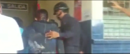 Dao đâm xuyên đầu vẫn ung dung vào viện nói chuyện với bác sỹ - 1