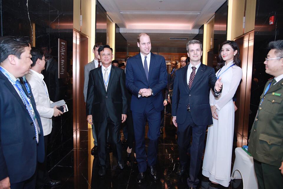 Diva Hồng Nhung khoe khoảnh khắc đẹp dịu dàng bên Hoàng tử Anh William - 3