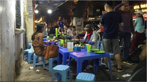 Hành động đẹp của cô gái xinh xắn với người đàn ông nhặt chai lọ - 1