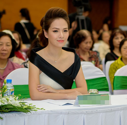 MC Đan Lê xinh đẹp rạng rỡ, một mình đi làm khách mời - 5