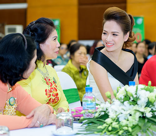 MC Đan Lê xinh đẹp rạng rỡ, một mình đi làm khách mời - 7