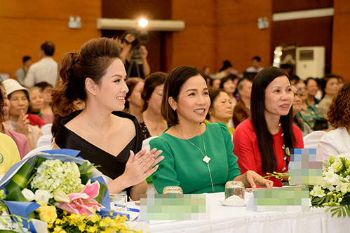 MC Đan Lê xinh đẹp rạng rỡ, một mình đi làm khách mời - 6