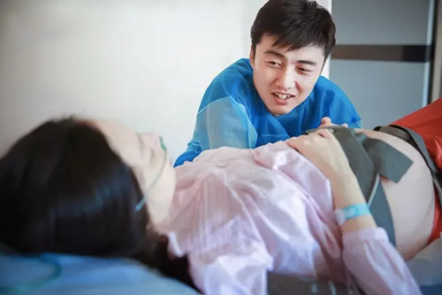 “Phát hờn” với bộ ảnh đi đẻ của bà mẹ trẻ “làm gì cũng có chồng ở bên” - 1