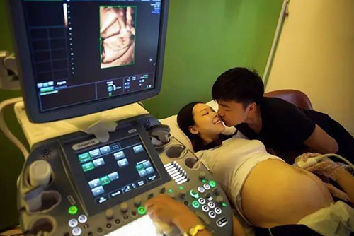 “Phát hờn” với bộ ảnh đi đẻ của bà mẹ trẻ “làm gì cũng có chồng ở bên” - 4