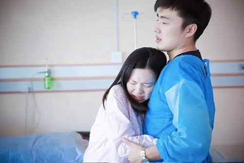 “Phát hờn” với bộ ảnh đi đẻ của bà mẹ trẻ “làm gì cũng có chồng ở bên” - 6