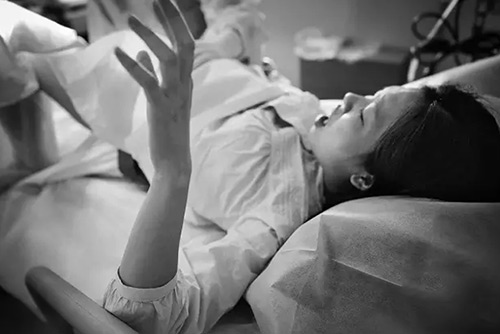 “Phát hờn” với bộ ảnh đi đẻ của bà mẹ trẻ “làm gì cũng có chồng ở bên” - 9