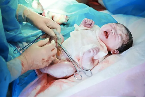 “Phát hờn” với bộ ảnh đi đẻ của bà mẹ trẻ “làm gì cũng có chồng ở bên” - 10