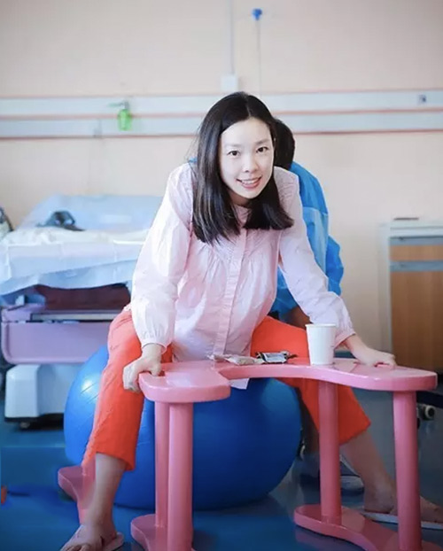 “Phát hờn” với bộ ảnh đi đẻ của bà mẹ trẻ “làm gì cũng có chồng ở bên” - 2