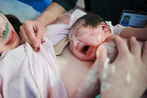 “Phát hờn” với bộ ảnh đi đẻ của bà mẹ trẻ “làm gì cũng có chồng ở bên” - 11