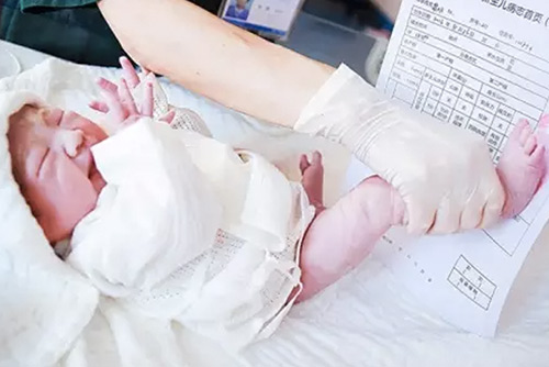 “Phát hờn” với bộ ảnh đi đẻ của bà mẹ trẻ “làm gì cũng có chồng ở bên” - 12