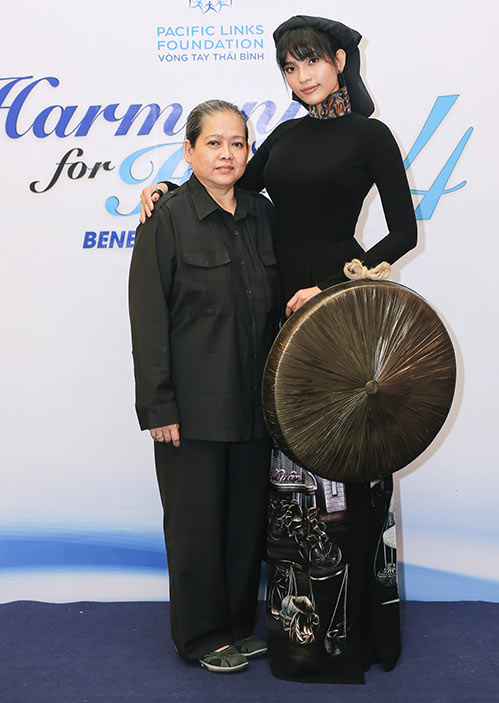 Trương Thị May thuyết phục thành công vợ chồng Lệ Quyên mua đấu giá tượng Phật - 1