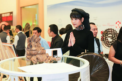 Trương Thị May thuyết phục thành công vợ chồng Lệ Quyên mua đấu giá tượng Phật - 4