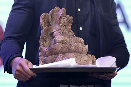 Trương Thị May thuyết phục thành công vợ chồng Lệ Quyên mua đấu giá tượng Phật - 8