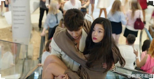 Vượt mặt “Hậu duệ mặt trời”, “Huyền thoại biển xanh” bị nghi là hàng đạo nhái - 4