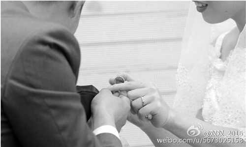 Nghẹn ngào giây phút bé trai 3 tuổi quot;trao nhẫn cướiquot; cho người mẹ mắc bệnh ung thư - 3