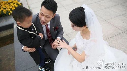 Nghẹn ngào giây phút bé trai 3 tuổi quot;trao nhẫn cướiquot; cho người mẹ mắc bệnh ung thư - 2