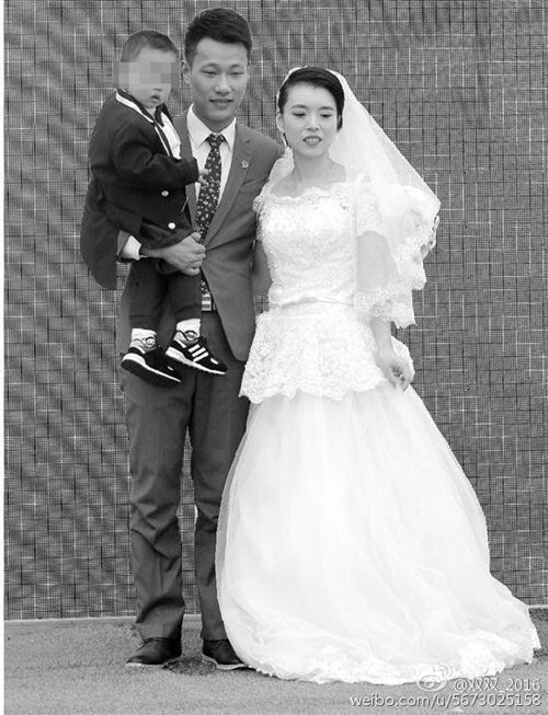 Nghẹn ngào giây phút bé trai 3 tuổi quot;trao nhẫn cướiquot; cho người mẹ mắc bệnh ung thư - 1