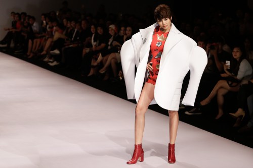 Bị ngộ độc thực phẩm, Thanh Hằng vẫn quot;cháyquot; hết mình - 4