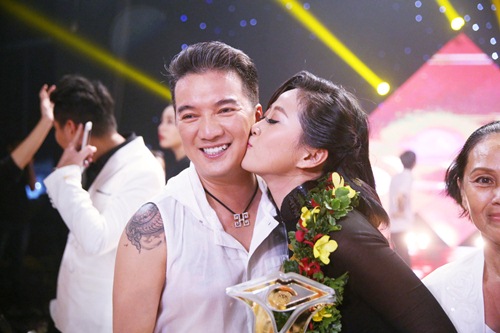 Đàm Vĩnh Hưng cắt phăng tóc của nữ thí sinh ngay trên sóng trực tiếp - 9