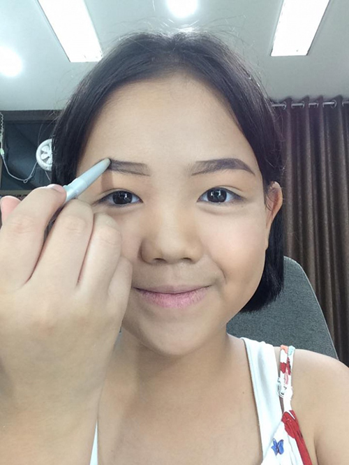 Bé gái 10X từng khiến MXH Việt sốt vì clip dạy make up nay đã xinh đẹp thế này đây - 3