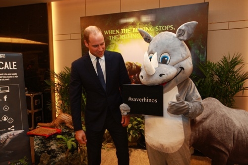 Hoàng tử William dễ thương bắt tay tê giác trong sự kiện ở Việt Nam - 5