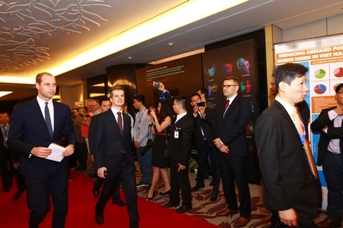 Hoàng tử William dễ thương bắt tay tê giác trong sự kiện ở Việt Nam - 1