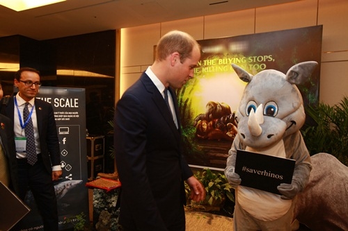 Hoàng tử William dễ thương bắt tay tê giác trong sự kiện ở Việt Nam - 2