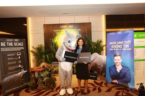 Hoàng tử William dễ thương bắt tay tê giác trong sự kiện ở Việt Nam - 7