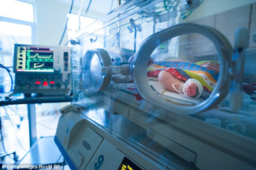 Lạ lùng bà mẹ vừa sinh con nhưng vẫn còn thai nhi trong bụng - 1