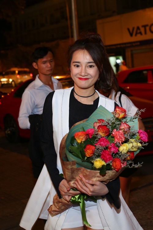 Thu Minh để tóc tém, diện váy khoe nội y trên sóng truyền hình - 4