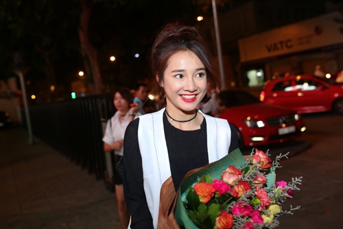 Thu Minh để tóc tém, diện váy khoe nội y trên sóng truyền hình - 5