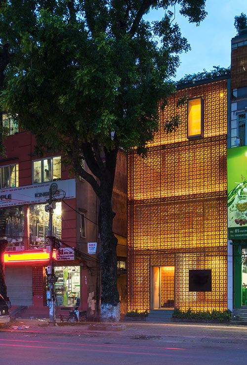 Ngôi nhà ống Việt dùng gạch đất nung đỏ truyền thống quot;chễm chệquot; lên báo Mỹ - 6