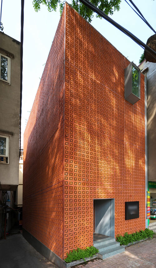 Ngôi nhà ống Việt dùng gạch đất nung đỏ truyền thống quot;chễm chệquot; lên báo Mỹ - 1