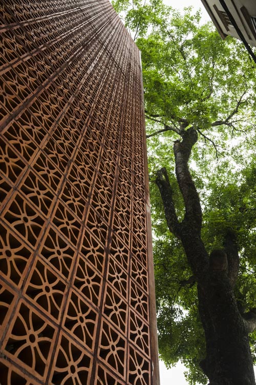 Ngôi nhà ống Việt dùng gạch đất nung đỏ truyền thống quot;chễm chệquot; lên báo Mỹ - 4