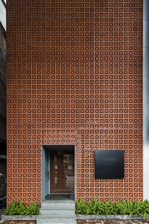 Ngôi nhà ống Việt dùng gạch đất nung đỏ truyền thống quot;chễm chệquot; lên báo Mỹ - 2