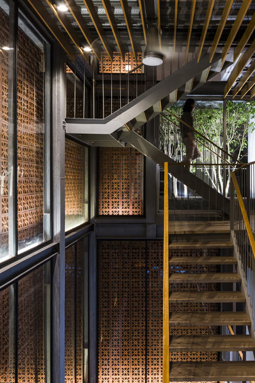 Ngôi nhà ống Việt dùng gạch đất nung đỏ truyền thống quot;chễm chệquot; lên báo Mỹ - 11