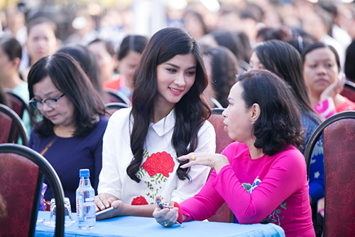 Kim Tuyến bồi hồi, xúc động khi về thăm ngôi trường cấp 3 nhiều kỷ niệm - 3