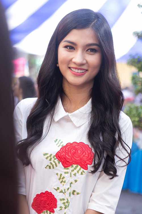 Kim Tuyến bồi hồi, xúc động khi về thăm ngôi trường cấp 3 nhiều kỷ niệm - 2