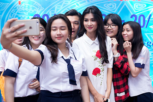 Kim Tuyến bồi hồi, xúc động khi về thăm ngôi trường cấp 3 nhiều kỷ niệm - 5