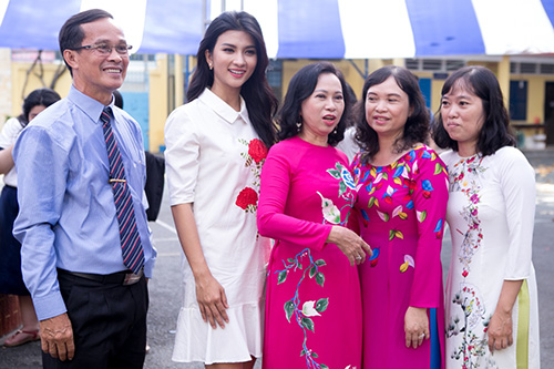 Kim Tuyến bồi hồi, xúc động khi về thăm ngôi trường cấp 3 nhiều kỷ niệm - 7