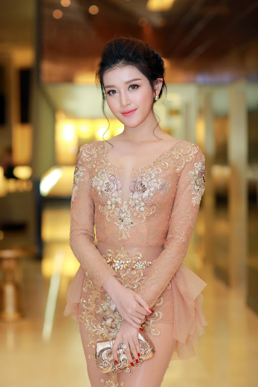 Thời trang sao Việt đẹp: Chi Pu hot nhất tuần nhờ váy táo bạo và giầy cao 18cm - 9