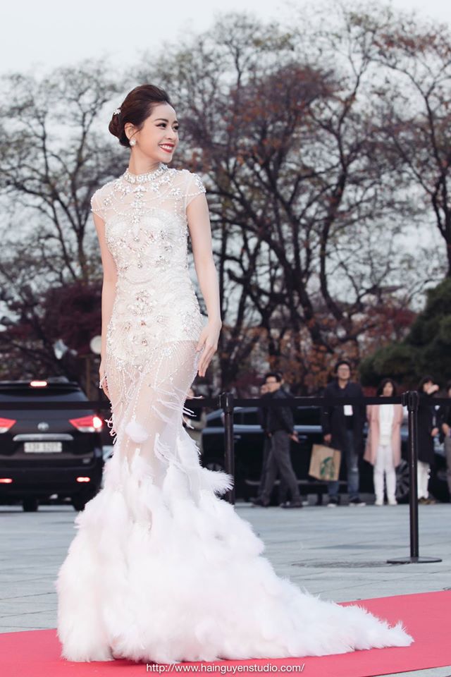 Thời trang sao Việt đẹp: Chi Pu hot nhất tuần nhờ váy táo bạo và giầy cao 18cm - 1