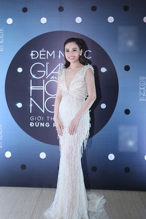 Thời trang sao Việt đẹp: Chi Pu hot nhất tuần nhờ váy táo bạo và giầy cao 18cm - 12