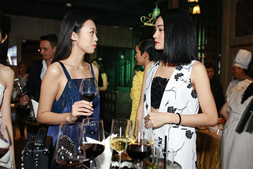 Dàn mẫu bị cấm diễn nô nức chuẩn bị cho Tuần lễ Nhà thiết kế thời trang - 8