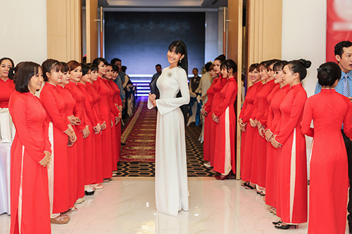 Trương Thị May tinh khôi, rạng rỡ đi làm giám khảo - 3