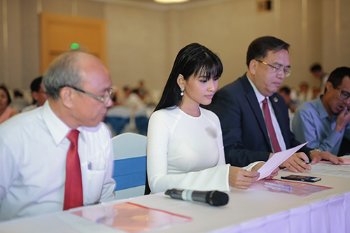 Trương Thị May tinh khôi, rạng rỡ đi làm giám khảo - 4