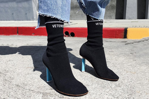 Sắm ngay một đôi boot tất đi chị em ơi, chúng hot thế này cơ mà! - 1