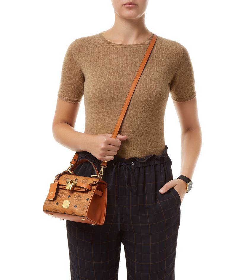 Mâu Thủy xách túi chục triệu đi thử trang phục cho VDFW - 6